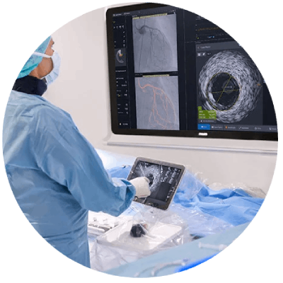 M&eacute;dico que realiza una evaluaci&oacute;n 2D del coraz&oacute;n con EPIQ&nbsp;CVXi