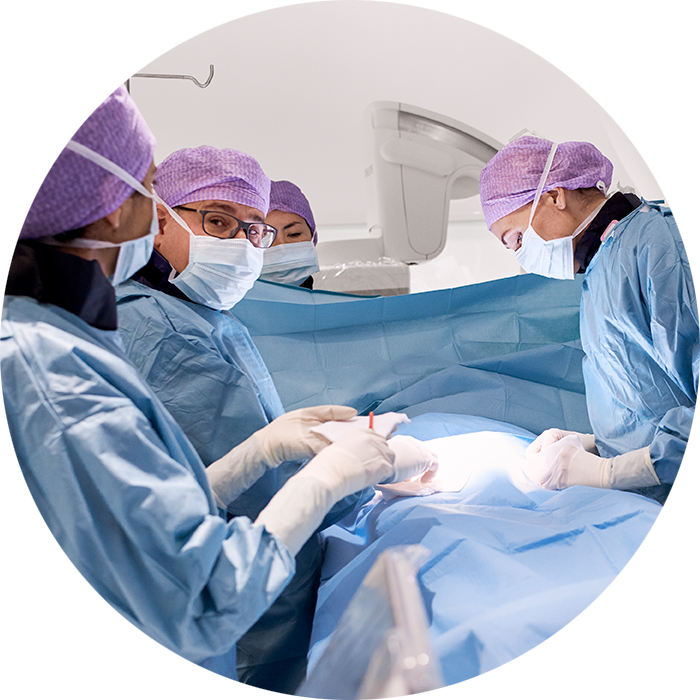 Equipo cardiol&oacute;gico de laboratorio de cateterismo realizando una intervenci&oacute;n