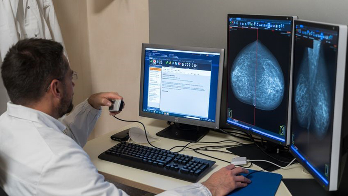 Cl&iacute;nico revisando caso asignado por Workflow Orchestrator