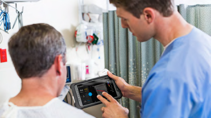 M&eacute;dico trabajando en la tableta