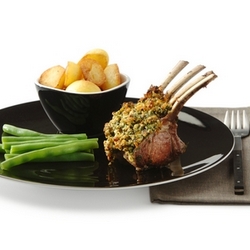 Costillar de cordero con pi&ntilde;ones y corteza de hierbas